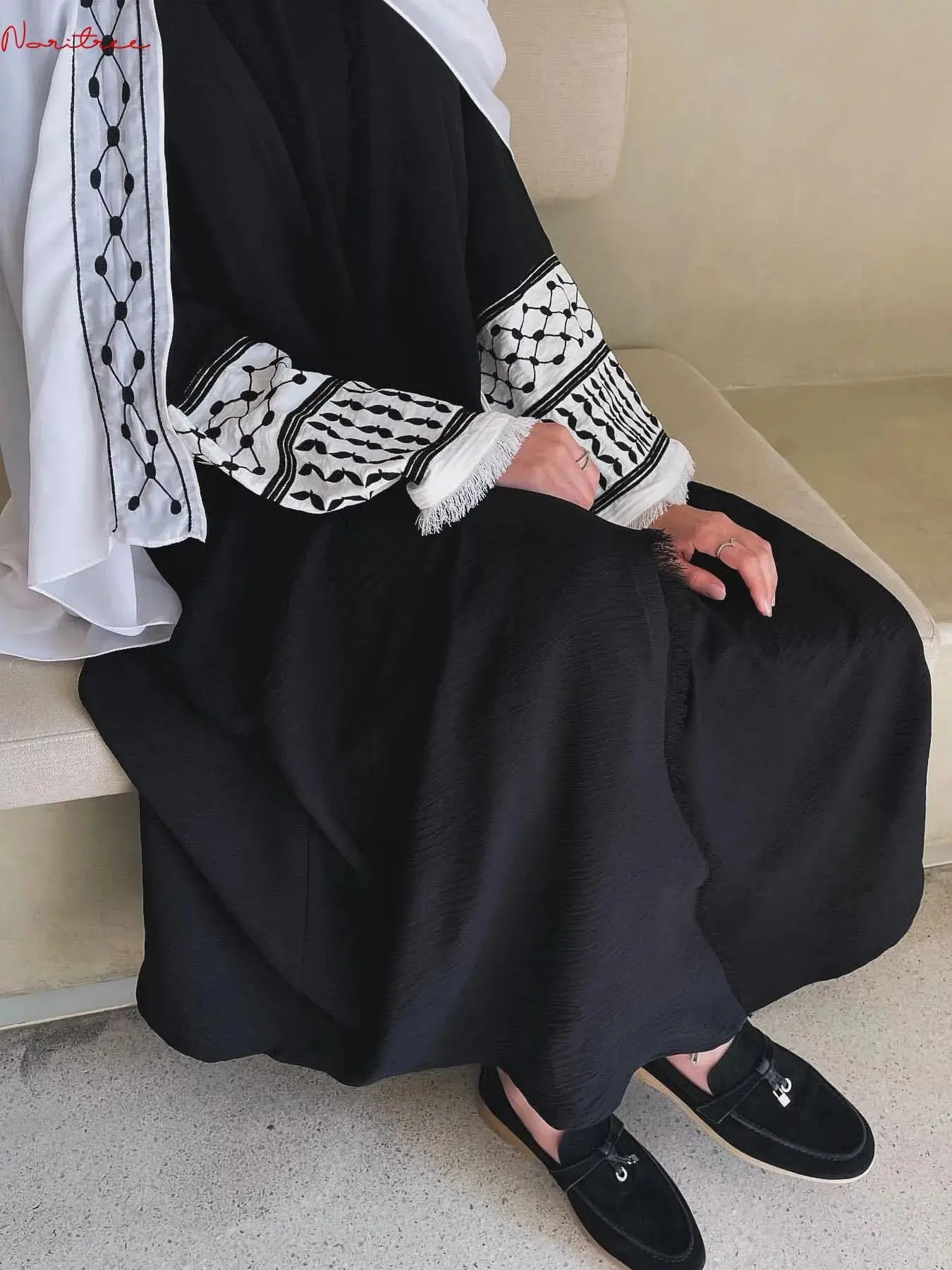 Keffiyeh Embroidered Design Black Abbayah